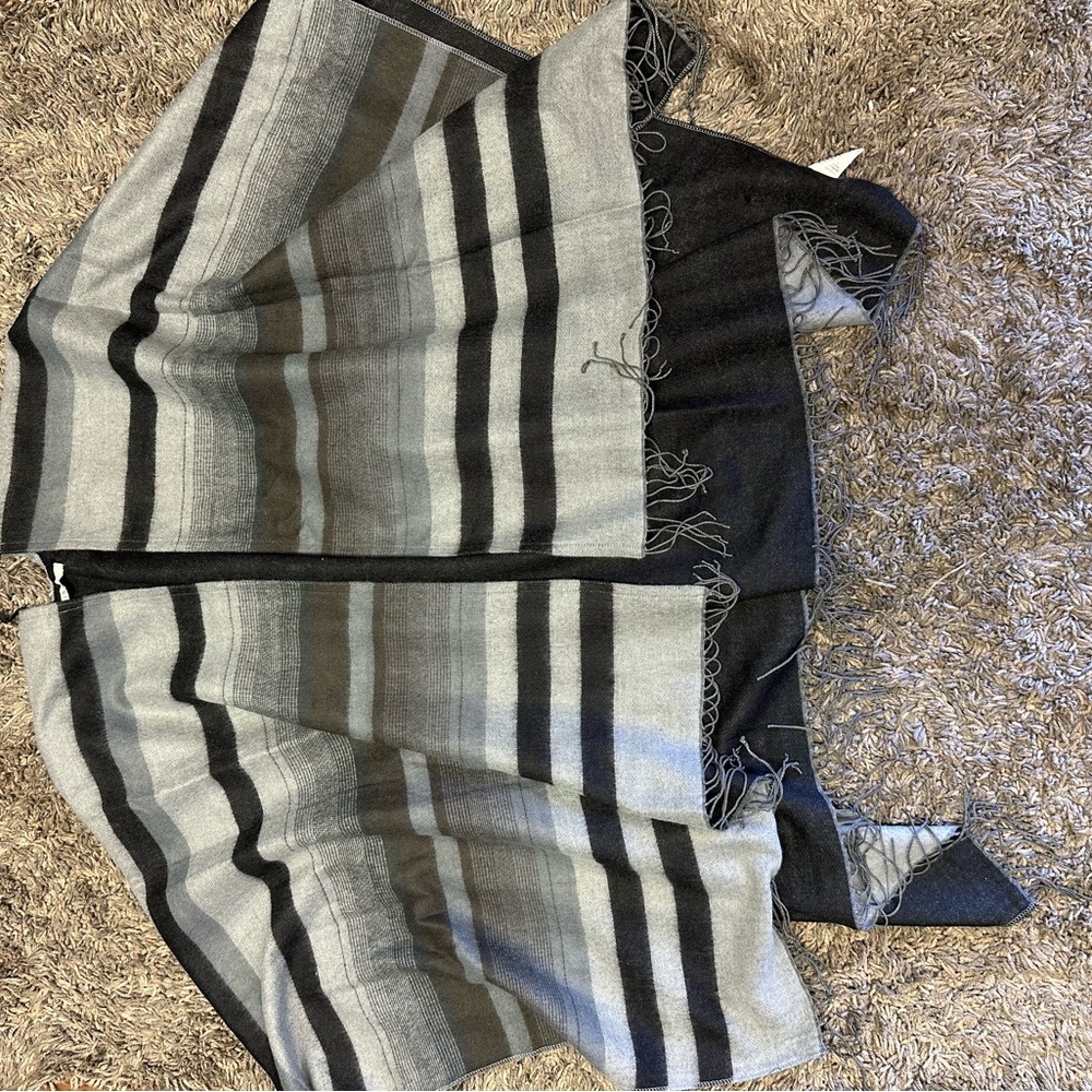 EINII Stylish Black and Gray Striped Poncho - Picture 4 of 9